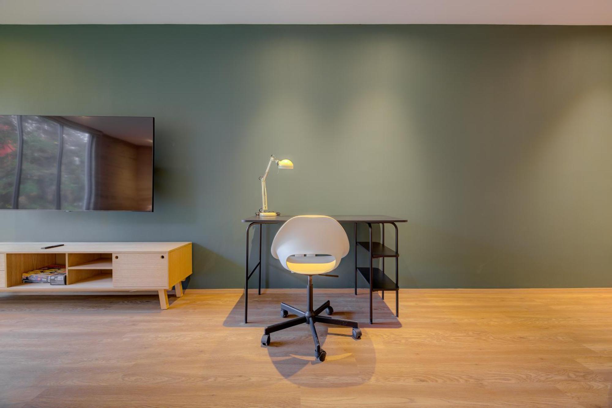 Luxury Apartment, 3 Bedrooms, Balcony, Street View